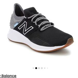 Youth Boys size 2.5 us New Balance Shoes.
